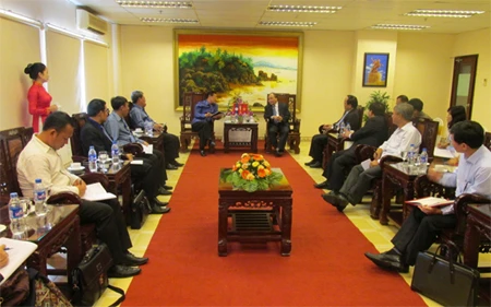 Deputy Prime Minister Nguyen Xuan Phuc meets his Lao counterpart Somsavat Lengsavad. (Photo: vov.vn)