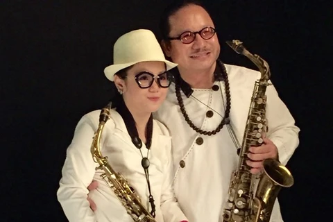 Saxophonist Tran Manh Tuan and his daughter (Photo: VNA)
