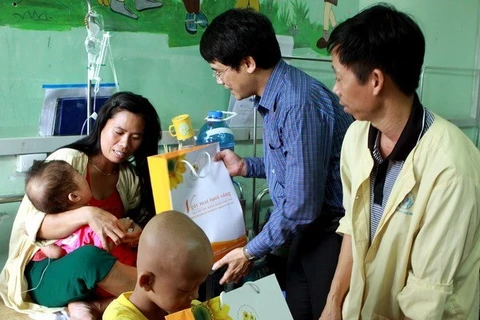 Child cancer patients at the National Hospital of Pediatrics receive gift (Photo: VNA)