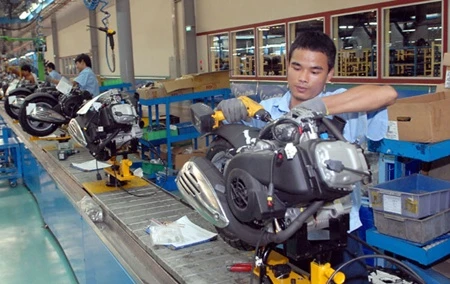 Workers at Piaggio Viet Nam's plant in the northern province Vinh Phuc assemble motorbikes. (Source: VNA)