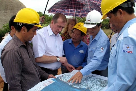 Russian and Vietnamese experts survey the area for future construction of the Ninh Thuan 1 nuclear power plant (Photo: VNA)