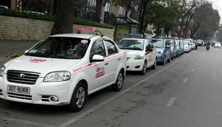 A line of taxicabs parked on the roadside of Ly Thuong Kiet street, Hanoi (Photo: VNA)