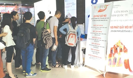 Movie-lovers wait to get tickets at the CGV Vincom City Tower, as the third Ha Noi International Film Festival gets underway. — Photo vietnamnet.vn