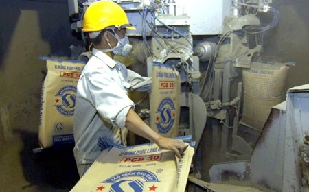 A worker packs cement bags at Song Thao Cement Joint Stock Co. (Photo: VNA)