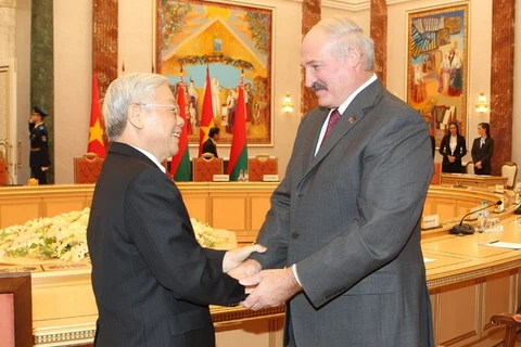 Belarusian President Alexander Lukashenko (R) welcomes Party General Secretary Nguyen Phu Trong (Photo: VNA)
