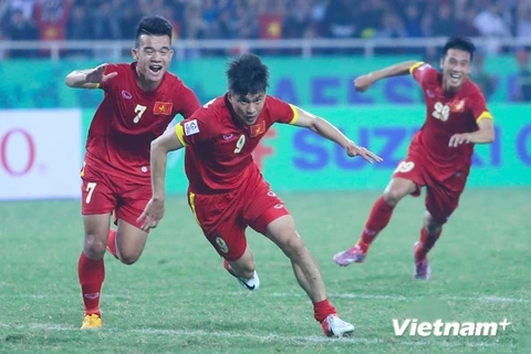 Performing well, Vietnam football team still dropped two places in the rankings. (Photo: VNA)