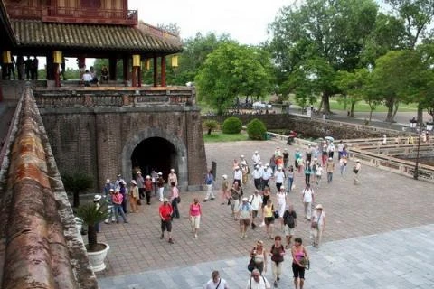 Visitors at the imperial city of Hue (Photo: VNA)