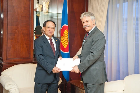 Croatian Ambassador Dražen Margeta (R) presents his credentials to ASEAN Secretary-General Le Luong Minh (Photo: asean.org)