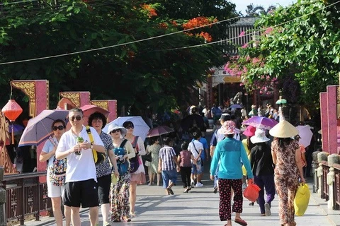 Foreign tourists in Hoi An Ancient Town (Photo: VNA) 