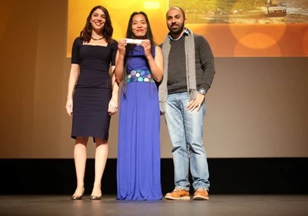 Director Nguyen Hoang Diep (centre) accepts the Special Mention award at the Nantes Film Festival of Three Continents. (Photo vnexpress.net)