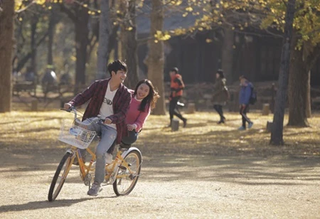 Budding romance: Actress Nha Phuong and actor Kang Tae Oh from South Korea star in the series, Forever Young, set to premiere on Viet Nam Television on December 17. (Photo: VTV)