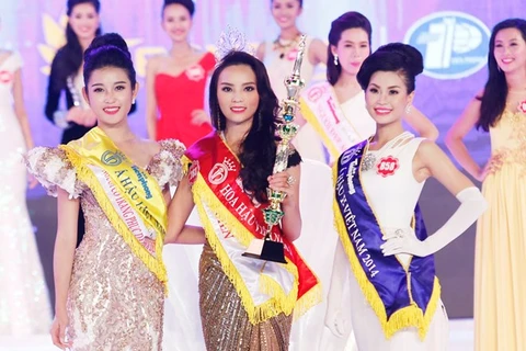 Nguyen Cao Ky Duyen (centre) is crowned Miss Vietnam 2014 (Source: VNA)