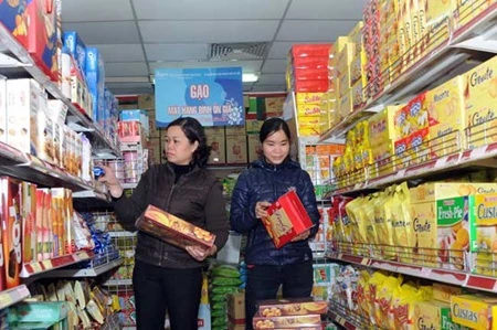 Customers shop at Hapro supermarket in Ha Noi's Hai Ba Trung District. Prices of essential goods have stabilised in the past few months. Photo: VNA/VNS 