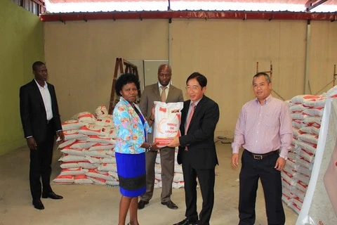 The Association presented 25 tonnes of rice to the poor in Benguela province (Photo: VNA)