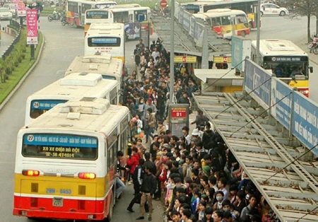 Buses pick up passengers in Hanoi's Cau Giay district. The capital city plans to operate women-only buses to counter sexual harassment and stealing (Photo: VNA)