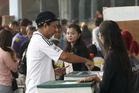 A Thai man casts his vote on February 2 (Photo: AP)