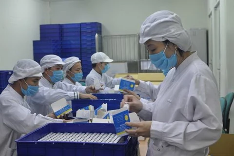 Measles vaccine doses are packaged at a Vietnamese factory (Photo: VNA)