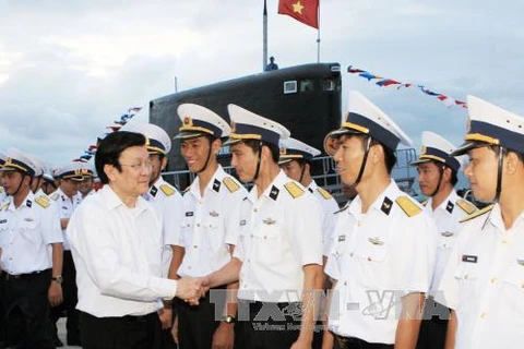 President Truong Tan Sang meets with officers of the High Command of Naval Region 4 (Photo: VNA)