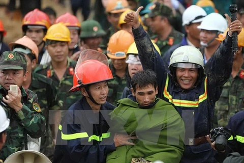 Successful rescue of victims of hydropower plant tunnel collapse in Lam Dong province. (Photo: VNA)