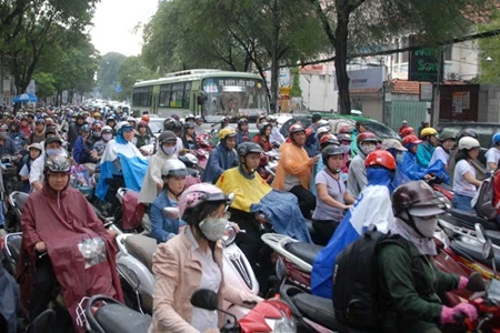 A traffic jam on Nguyen Thi Minh Khai Street, HCM City. Major bus stations in Ha Noi and HCM City will add more buses to meet increasing demand during Tet, which falls in mid-February. Photo: VNA