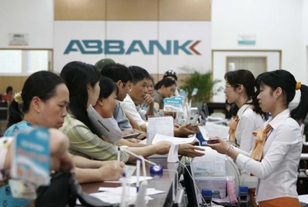 Transactions at a branch of the An Binh Bank, a subsidiary of Electricity of Vietnam (Photo: VNA)