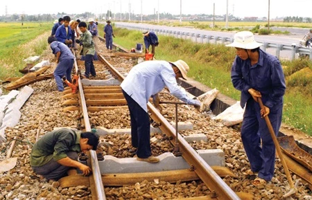 Workers repair a railway line in Da Nang (Photo: VNA)
