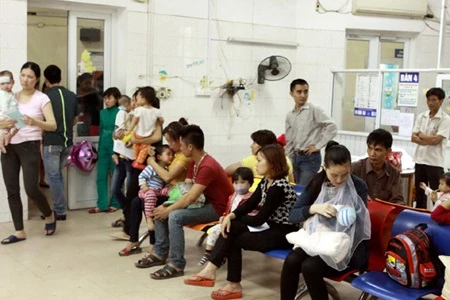 Parents take children they suspect have measles to the National Hospital of Paediatrics (Photo: VNA)