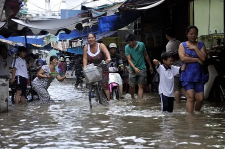 Floods at Phu Xuan Market in HCM City (Photo: VNA)