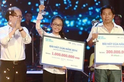 Little winner Phuong My Chi (centre) receives her award. Photo: VNA