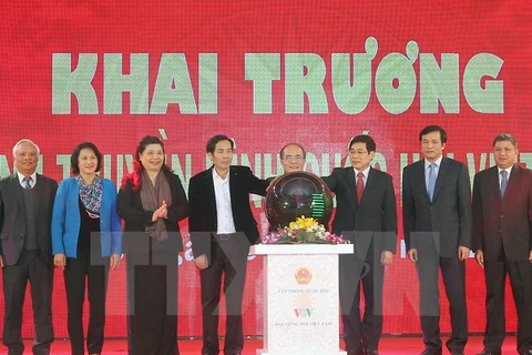 The National Assembly Television Channel was launched in Hanoi on January 6, with Chairman Nguyen Sinh Hung (fourth from right) in attendance (Photo: VNA)