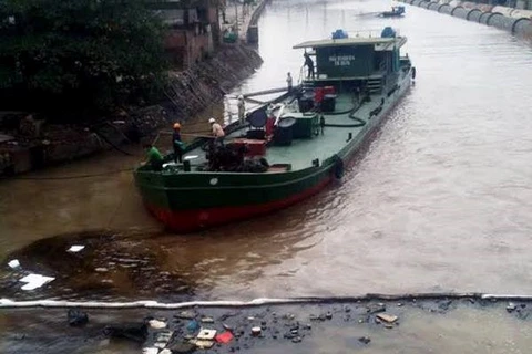 An oil spill on Uong river in the northern province of Quang Ninh, stemming from Uong Bi thermo-power plant on January 7, has been cleaned up within the day. Photo: VNA