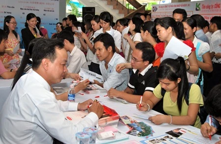 Candidates submit job applications in HCM City's District 5 Cultural Centre (Photo: VNA)