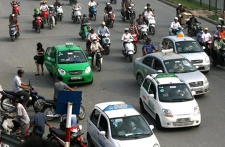 Taxis run in a Hanoi street (Photo: vnexpress.net)