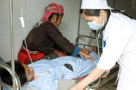 A nurse takes care of HIV patients at Lai Chau Hospital's Department of Infectious Diseases (Photo: VNA)