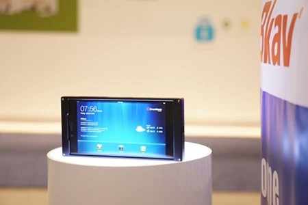 Bkav Corporation's smartphone is being displayed at the Consumer Electronics Show CES 2015 in the United States (Photo: ictnews.vn)