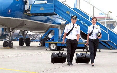 Vietnam Airlines' pilots on the runway (Photo: vef.vn) 