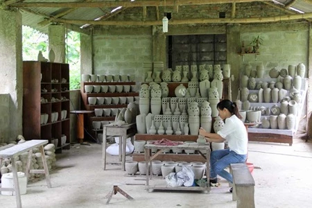 Producing pottery products (Photo: VNA)
