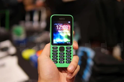 Sales of feature phones declined sharply last year though the number sold was still higher than that of smartphones. (Photo: thegioididong.com)