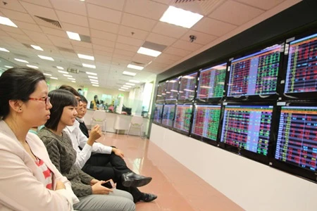 Investors trace market fluctuations at Vietcombank's stock trading floor (Photo: VNS/VNA)