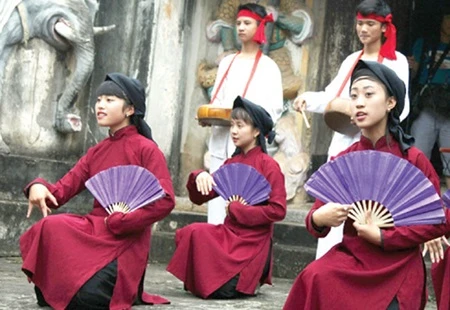 Young people perform hat xoan (spring singing) at a temple in the northern province of Phu Tho (Photo: tasteofvietnam.vn)