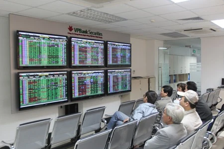 Investors watch electronics trading boards at VPBank Securities in Ha Noi. Photo: VNA
