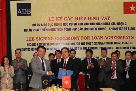 Tomoyuki Kimura, ADB Country Director in Vietnam (L) and Governor Nguyen Van Binh(R) of the State Bank of Vietnam (SBV) at the signing ceremony (Photo:VNA)
