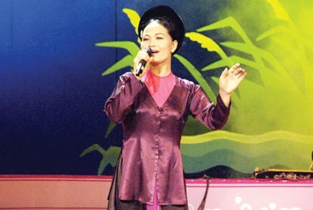 An artist from Nghe An province performs vi giam songs (Photo: VNA)