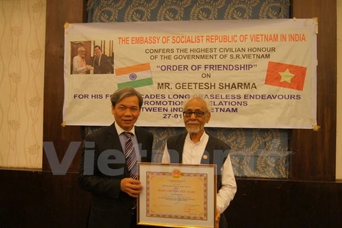Ambassador Ton Sinh Thanh (L) presents the order to Geetesh Sharma (Photo: VNA)