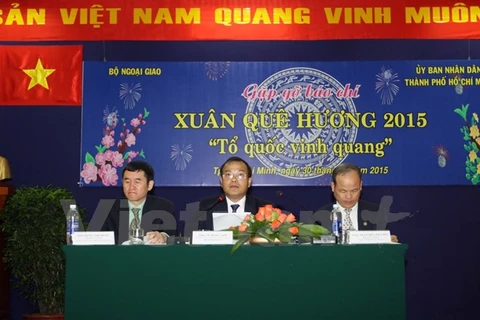 Vu Hong Nam, Deputy Foreign Minister and Head of State Committee for Overseas Vietnamese Affairs, announces Xuan Que Huong programme (Source: VNA)