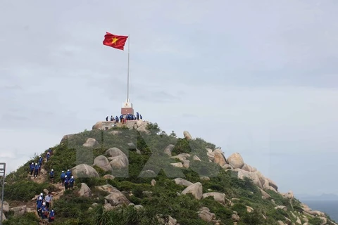 Flagpole built at Cu Lao Xanh in central Binh Dinh province (Photo: VNA)