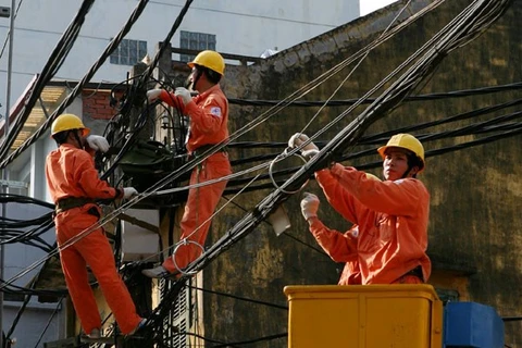 Electricity workers repair power lines (Photo: VNA)