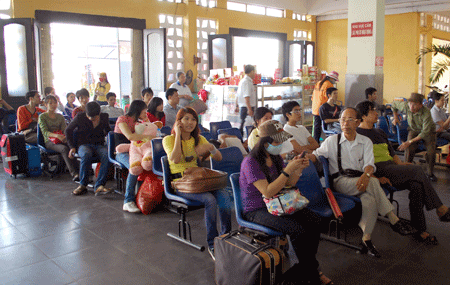 Passenger wait to disembark in Hanoi's Giap Bat Bus Station (Photo: VNExpress.net)