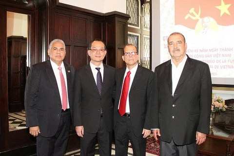 Vietnamese Ambassador to Argentina Nguyen Dinh Thao and General Secretary of the Communist Party of Argentina Patricio Echegaray (Source: VNA)