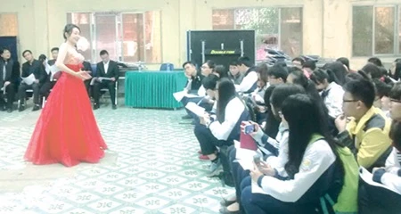 Opera singer Kouda Hiroko performs and does a language exchange with high school students in Ha Noi. (Photo: VNA)